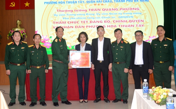 Thượng tướng Trần Quang Phương, Phó chủ nhiệm Tổng cục Chính trị chúc Tết, trao quà tặng các phường tại Đà Nẵng.